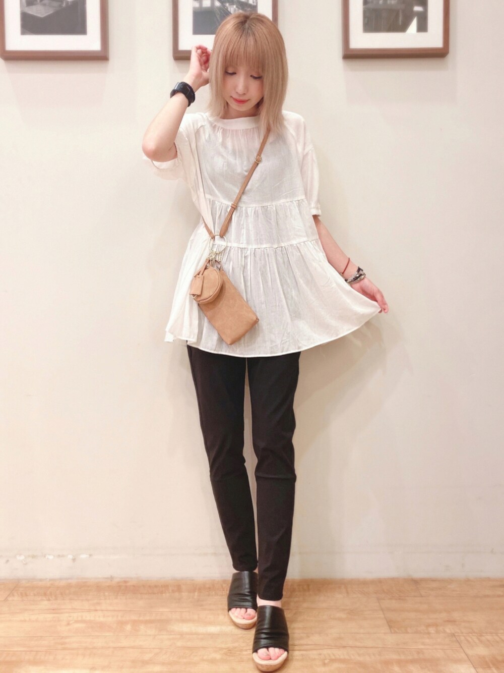 ホワイト系のシャツ/ブラウス、ブラウン系のショルダーバッグ、ブラック系のサンダルを着用したレディースの夏コーディネートの1枚目の写真