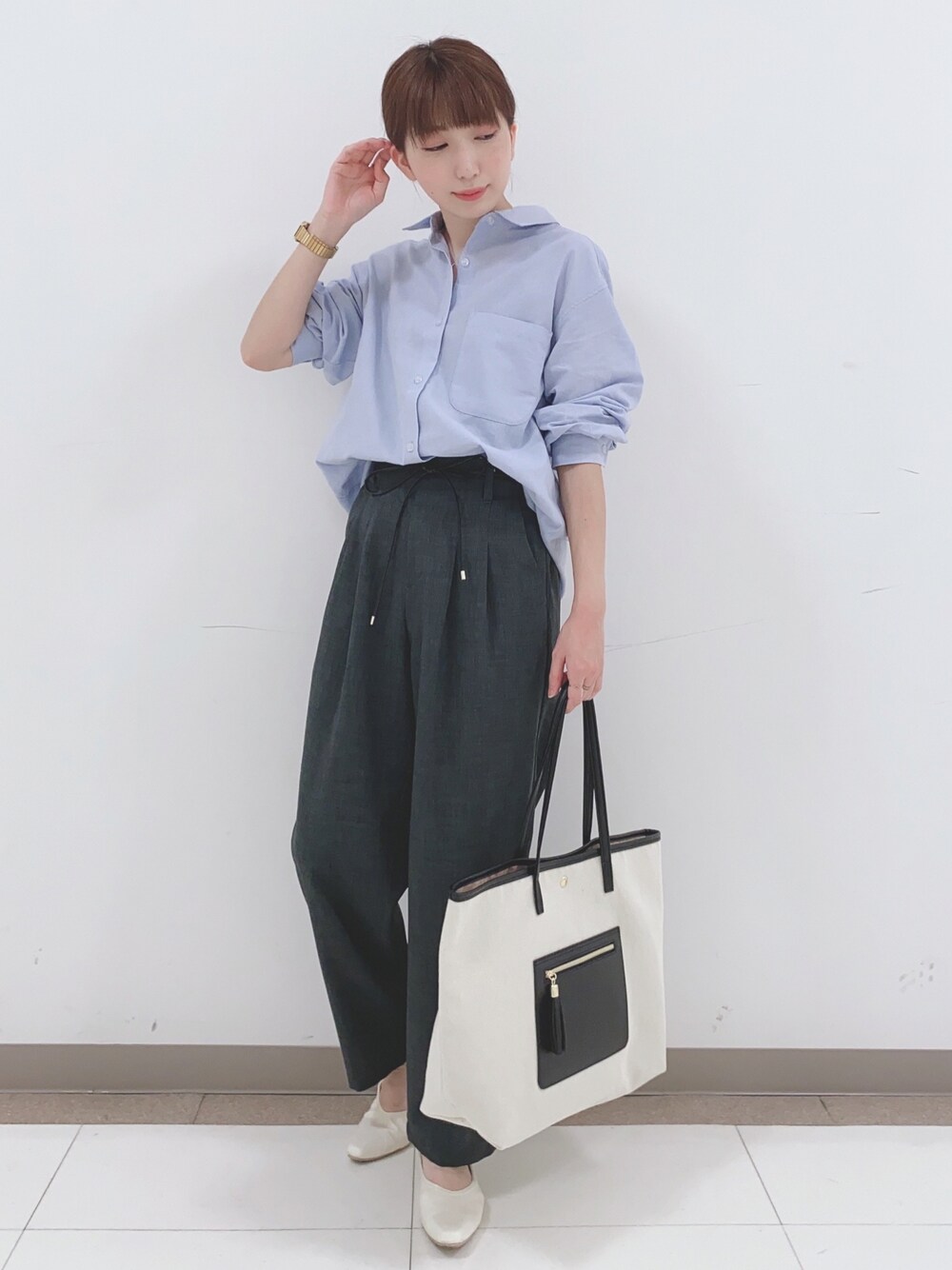 ブルー系のシャツ/ブラウス、グレー系のその他パンツ、ホワイト系のパンプスを着用したレディースの春コーディネートの1枚目の写真