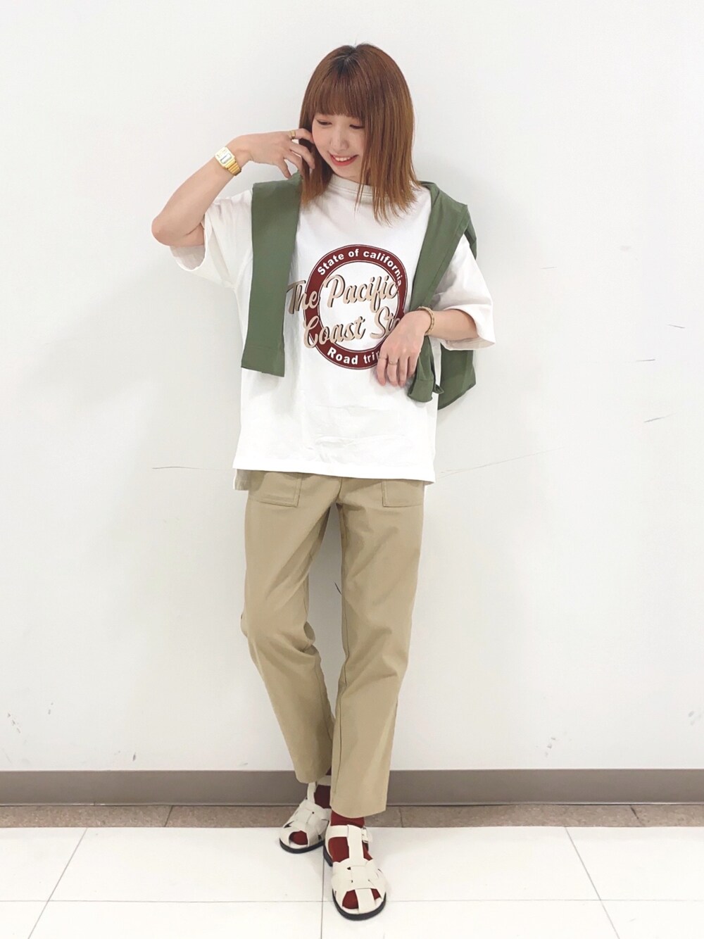 グリーン系のシャツ/ブラウス、ホワイト系のTシャツ/カットソー、ベージュ系のその他パンツを着用したレディースの春コーディネートの1枚目の写真