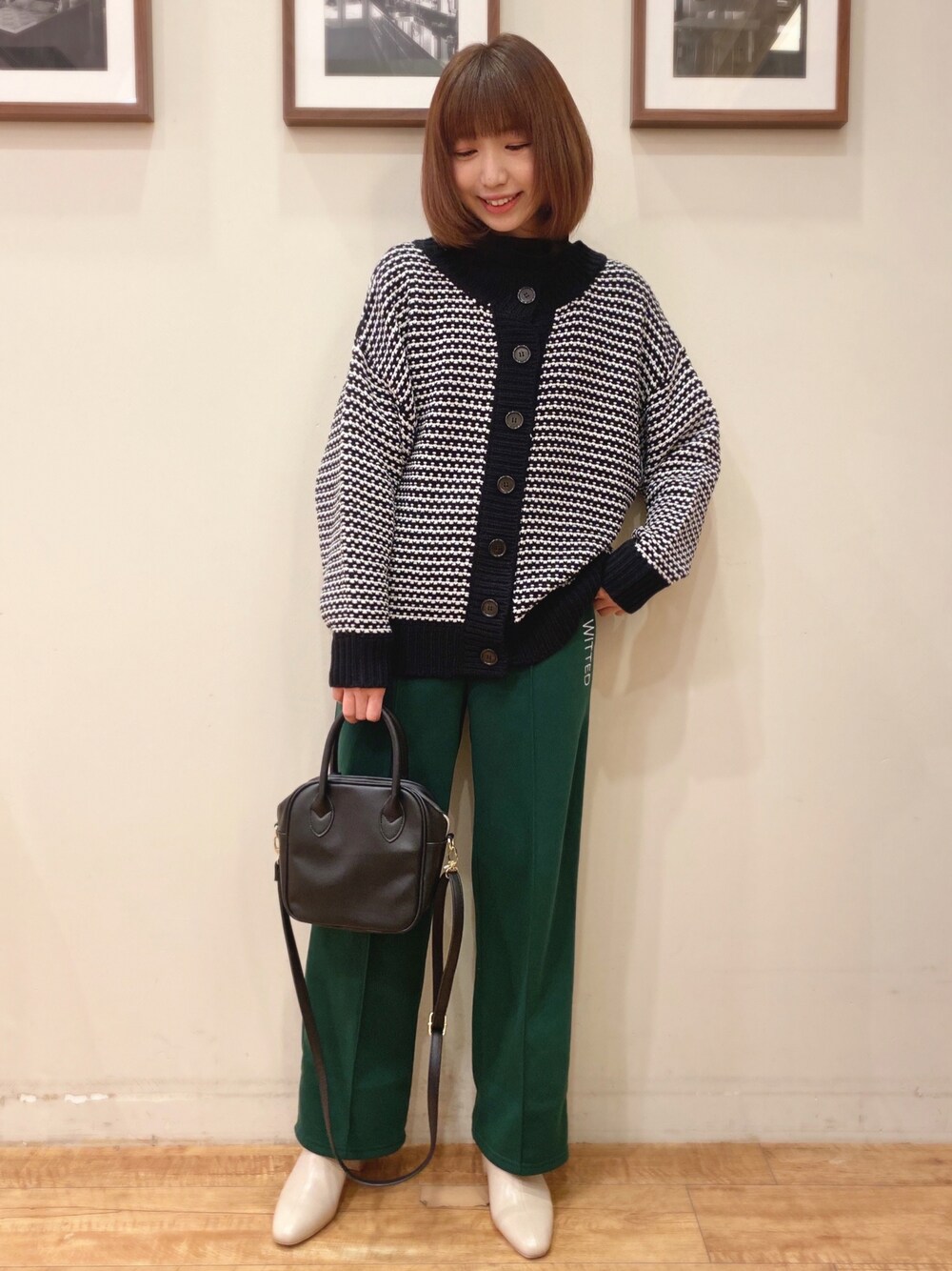 ブラック系のカーディガン/ボレロ、ブラック系のショルダーバッグ、ホワイト系のブーツを着用したレディースの冬コーディネートの1枚目の写真