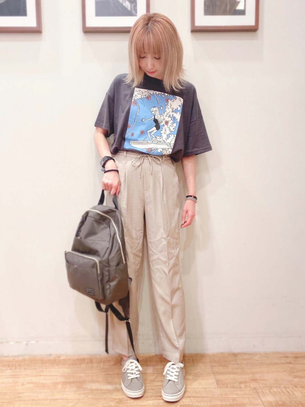 グレー系のバックパック/リュック、ベージュ系のその他パンツ、グレー系のTシャツ/カットソーを着用したレディースの夏コーディネートの1枚目の写真