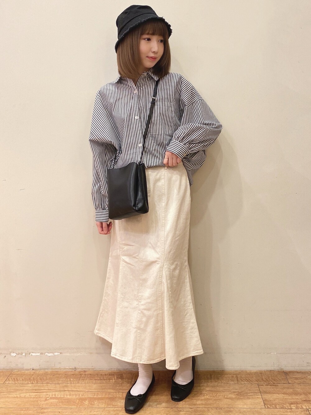 「春服みてみて、シンプル、春コーデ、大人かわいい、シャツスタイル、ストライプ、オーバーサイズ、ビッグシルエット、マーメイドスカート、スカート、プチプラコーデ、バケットハット、ショルダーバッグ、バレエシューズ、シューラルー」｜「DRESKIPのフリンジバケットハット（ハット、ブラック系）」を使った、RA★SEさん（レディース・162cm）の春コーディネートの1枚目の写真