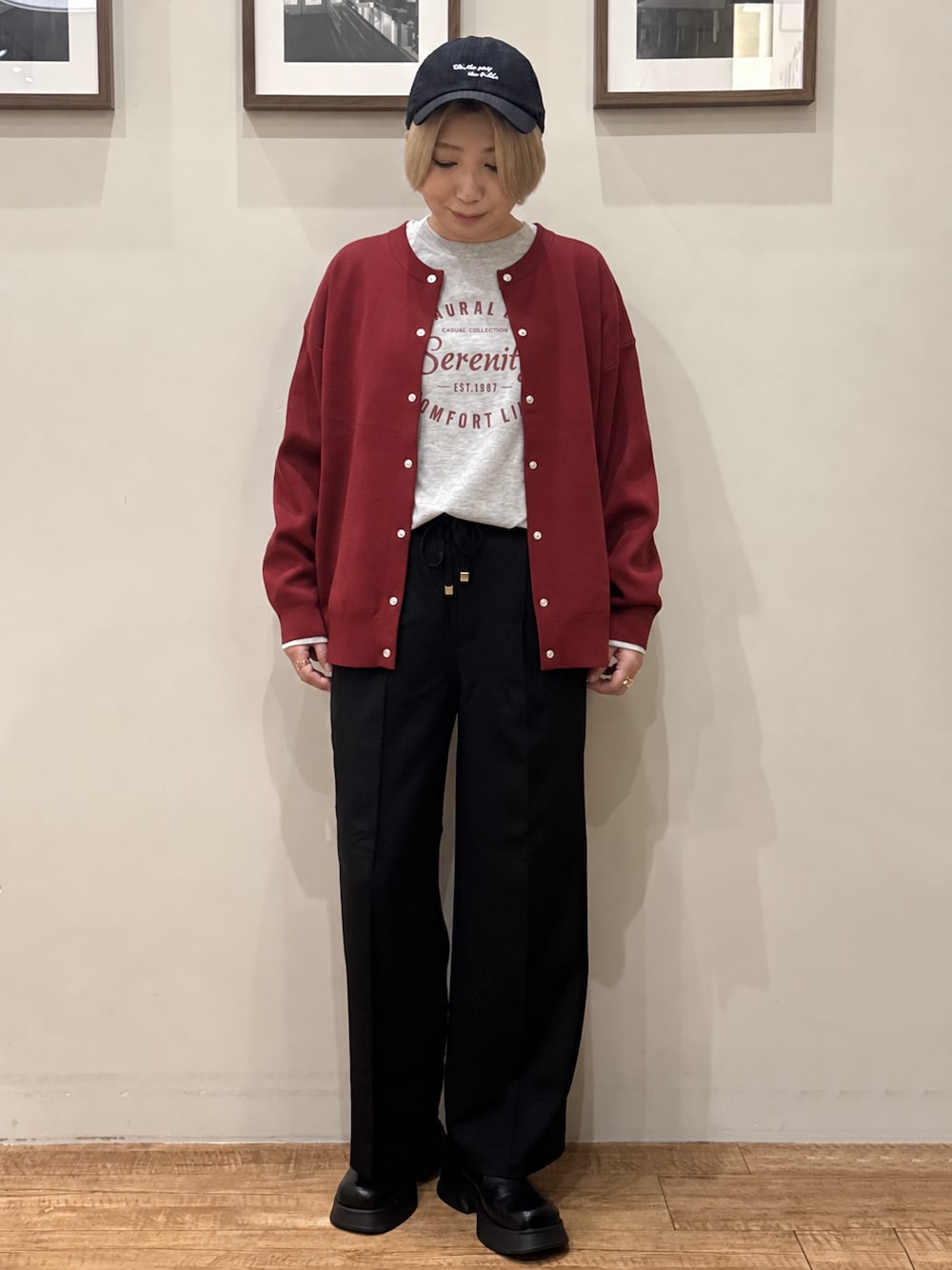 レッド系のカーディガン/ボレロ、グレー系のTシャツ/カットソー、ブラック系のその他パンツを着用したレディースの秋コーディネートの1枚目の写真