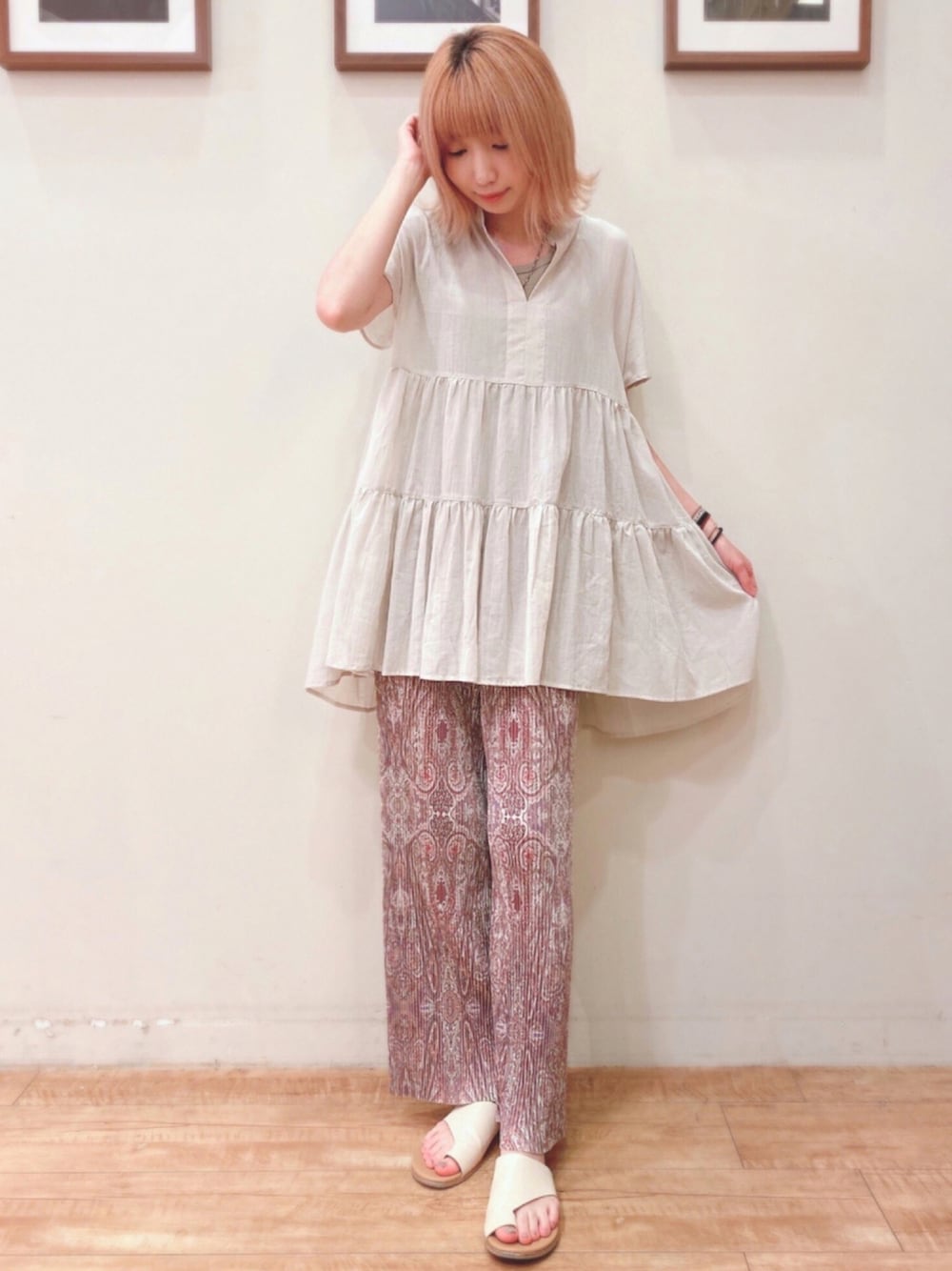 ホワイト系のサンダル、パープル系のその他パンツ、ベージュ系のチュニックを着用したレディースの夏コーディネートの1枚目の写真
