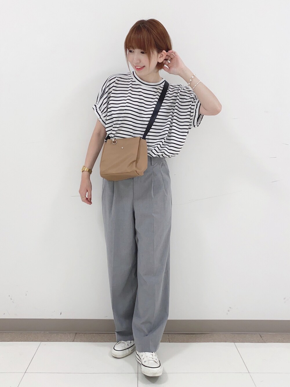 ブラック系のTシャツ/カットソー、グレー系のその他パンツ、イエロー系のショルダーバッグを着用したレディースの夏コーディネートの1枚目の写真