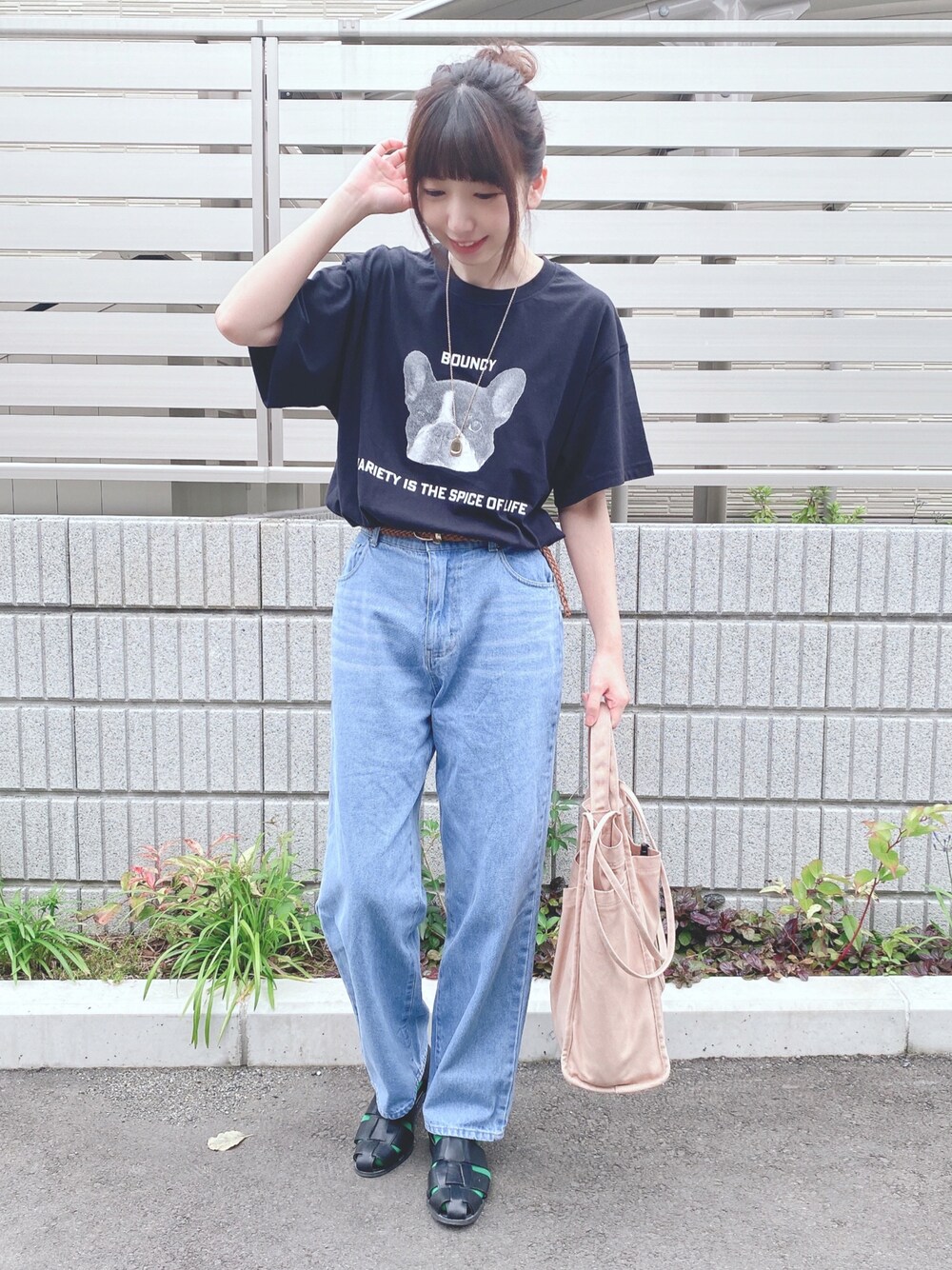 ブラック系のTシャツ/カットソー、ブルー系のデニムパンツ、ブラック系のシューズを着用したレディースの夏コーディネートの1枚目の写真