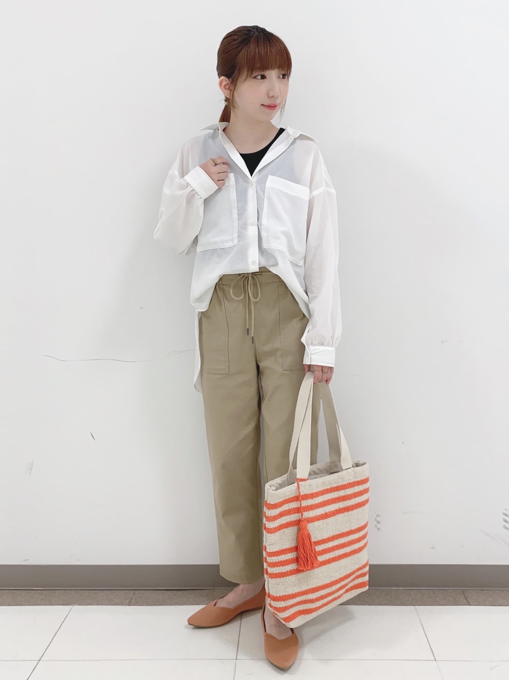 ホワイト系のシャツ/ブラウス、ブラック系のタンクトップ、ベージュ系のその他パンツを着用したレディースの春コーディネートの1枚目の写真