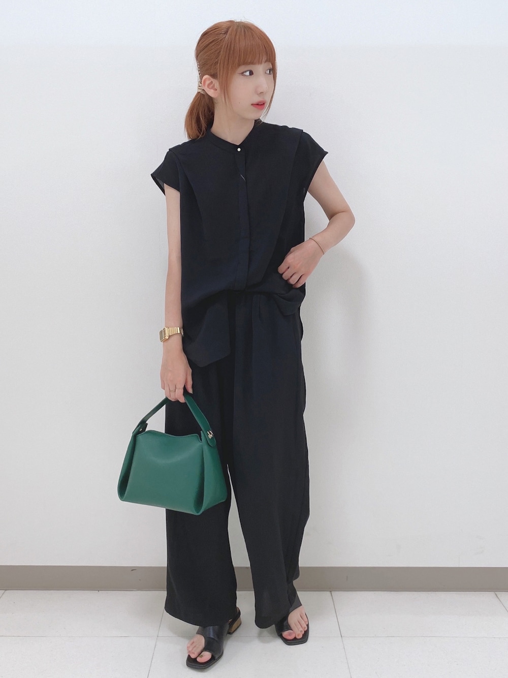 ブラック系のシャツ/ブラウス、ブラック系のその他パンツ、ブラック系のサンダルを着用したレディースの夏コーディネートの1枚目の写真