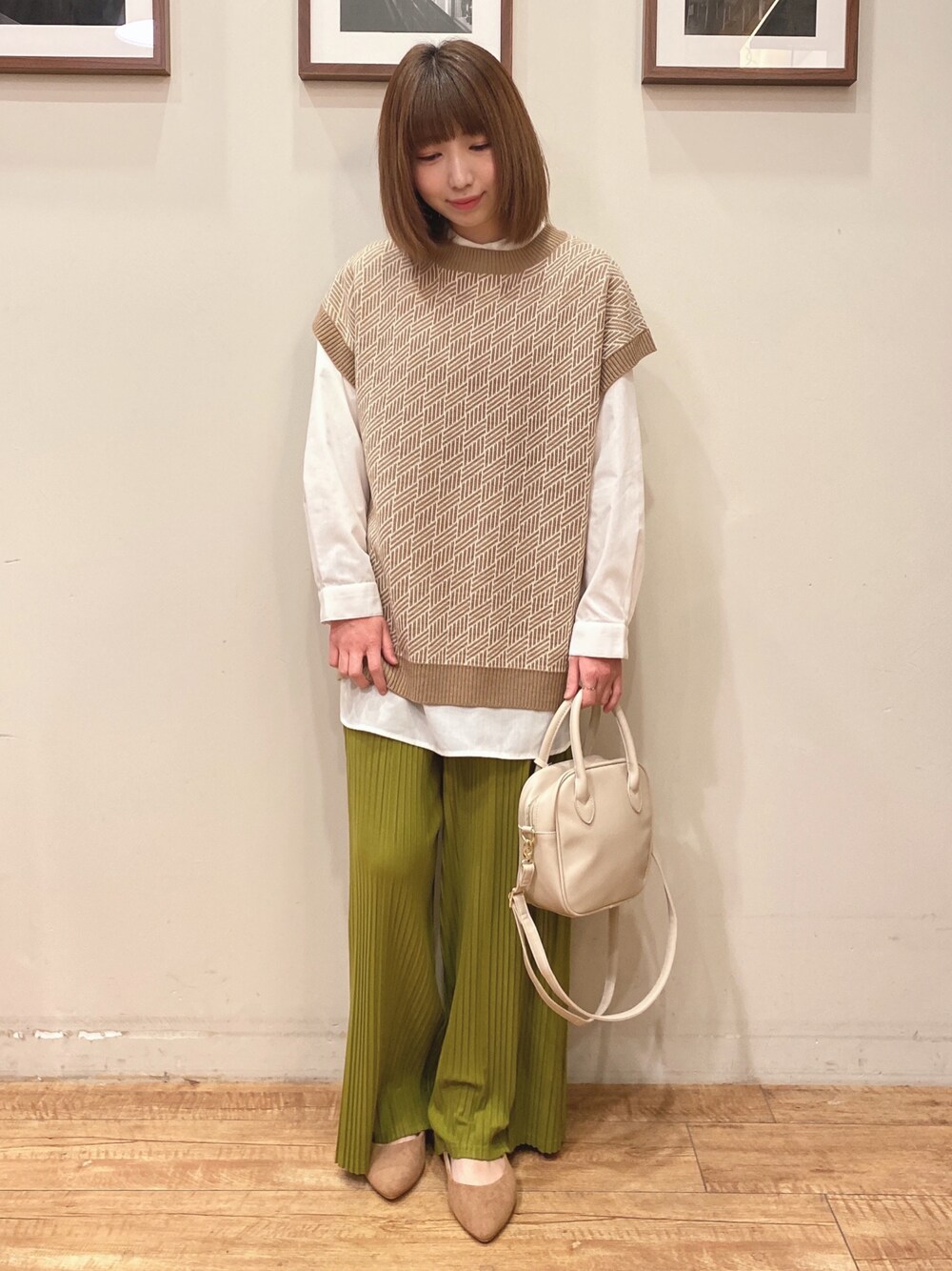 ベージュ系のその他トップス、ホワイト系のショルダーバッグ、グリーン系のその他パンツを着用したレディースの冬コーディネートの1枚目の写真