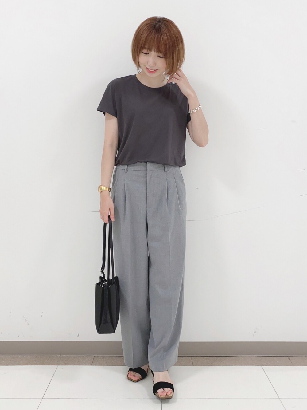 グレー系のTシャツ/カットソー、グレー系のその他パンツ、ブラック系のサンダルを着用したレディースの夏コーディネートの1枚目の写真
