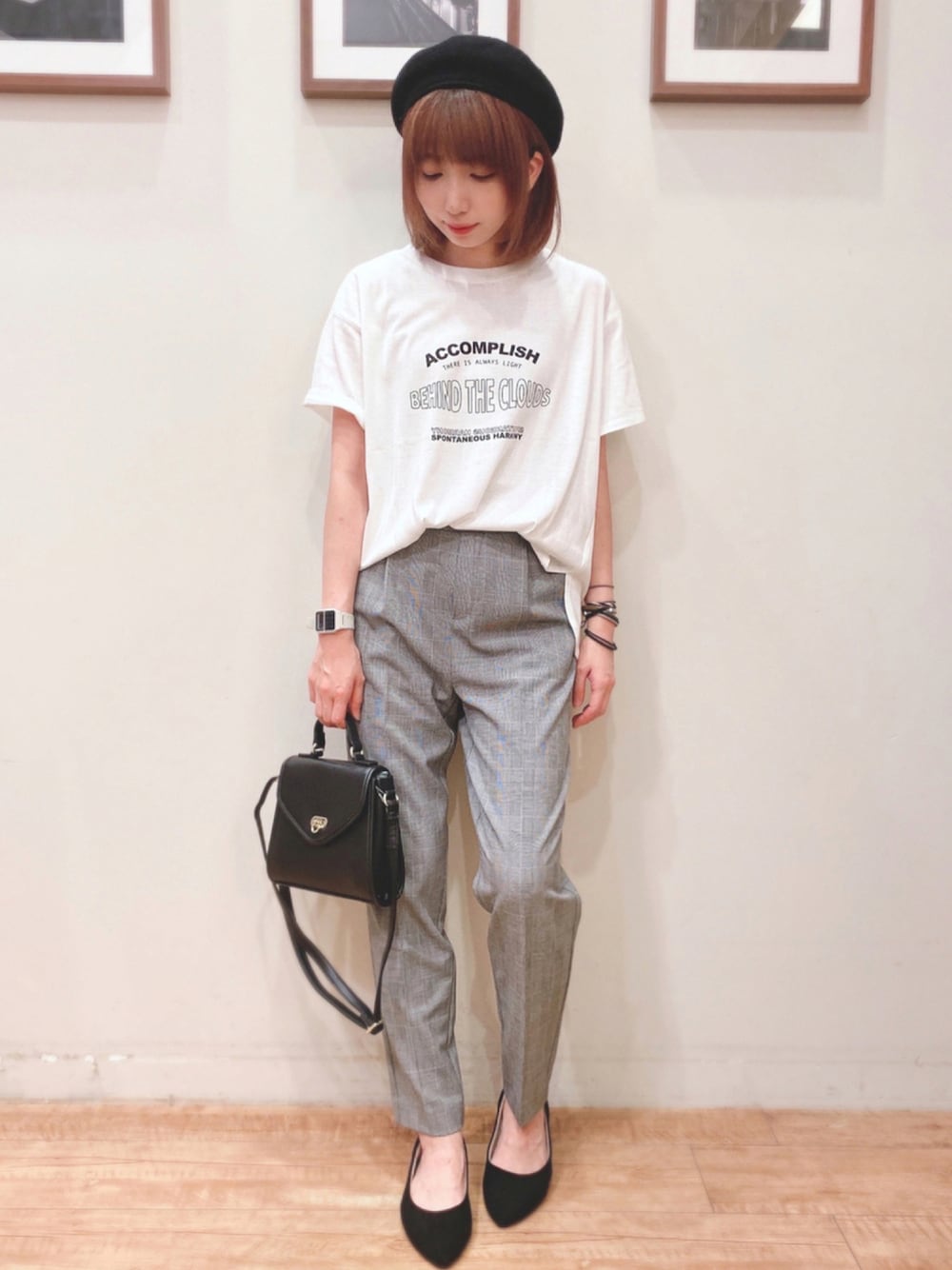 ホワイト系のTシャツ/カットソー、グレー系のその他パンツ、ブラック系のその他シューズを着用したレディースの夏コーディネートの1枚目の写真