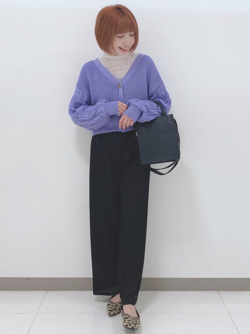 パープル系のカーディガン/ボレロ、ホワイト系のTシャツ/カットソー、ブラック系のその他パンツを着用したレディースの秋コーディネートの1枚目の写真