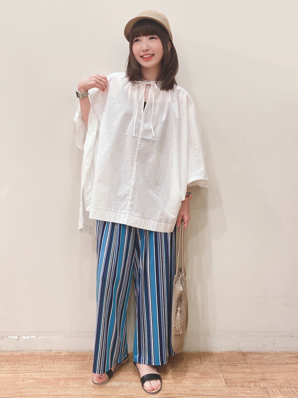 ホワイト系のシャツ/ブラウス、ブルー系のその他パンツ、ブラック系のサンダルを着用したレディースの夏コーディネートの1枚目の写真