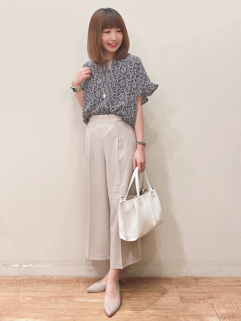 ブルー系のシャツ/ブラウス、ベージュ系のその他パンツ、ベージュ系のパンプスを着用したレディースの春コーディネートの1枚目の写真