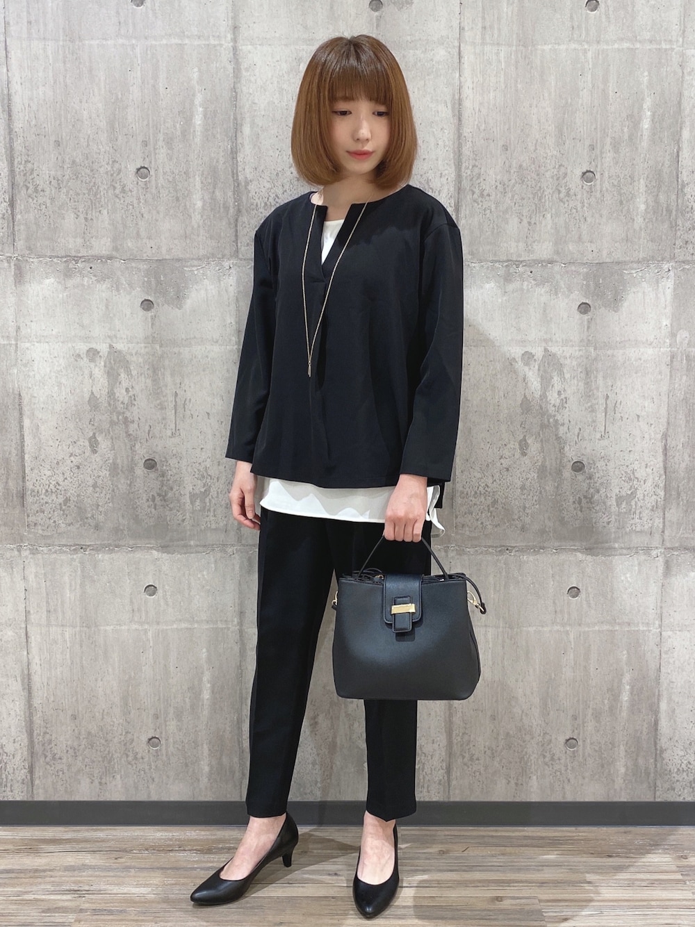 ブラック系のその他トップス、ブラック系のショルダーバッグ、ブラック系のパンプスを着用したレディースの冬コーディネートの1枚目の写真