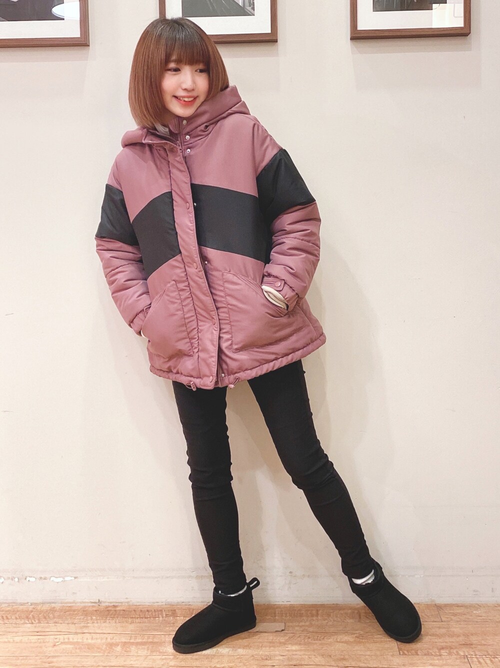 ピンク系のブルゾン、ブラック系のその他パンツ、ブラック系のブーツを着用したレディースの冬コーディネートの1枚目の写真