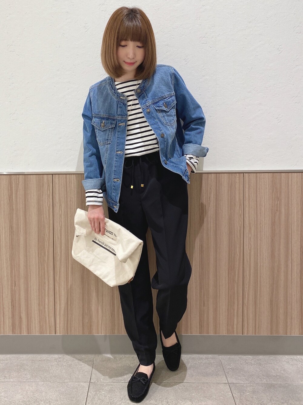 ブラック系のTシャツ/カットソー、ブルー系のデニムジャケット、ブラック系のその他パンツを着用したレディースの春コーディネートの1枚目の写真