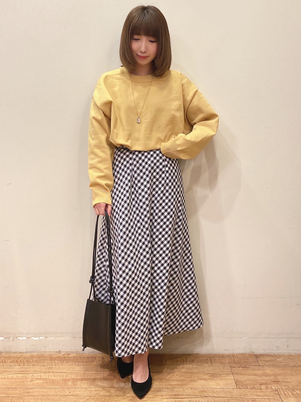 「お出かけコーデ、春コーデ、大人ガーリー、大人かわいい、イエロー、プチプラ、カーディガン、前後2way、シンプル、ギンガムチェック、スカート、ロングスカート、パンプス、ショルダーバッグ、シューラルー」｜「DRESKIPの前後2WAYニットカーディガン（ニット/セーター、イエロー系）」を使った、RA★SEさん（レディース・162cm）の春コーディネートの1枚目の写真