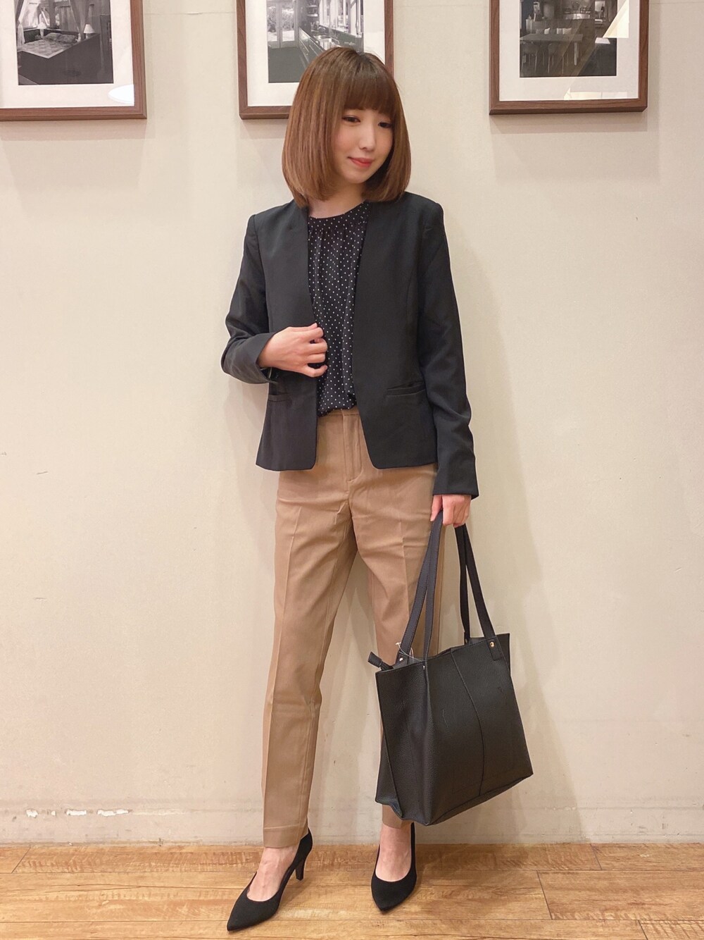 ブラック系のシャツ/ブラウス、ブラック系のノーカラージャケット、ベージュ系のその他パンツを着用したレディースの冬コーディネートの1枚目の写真