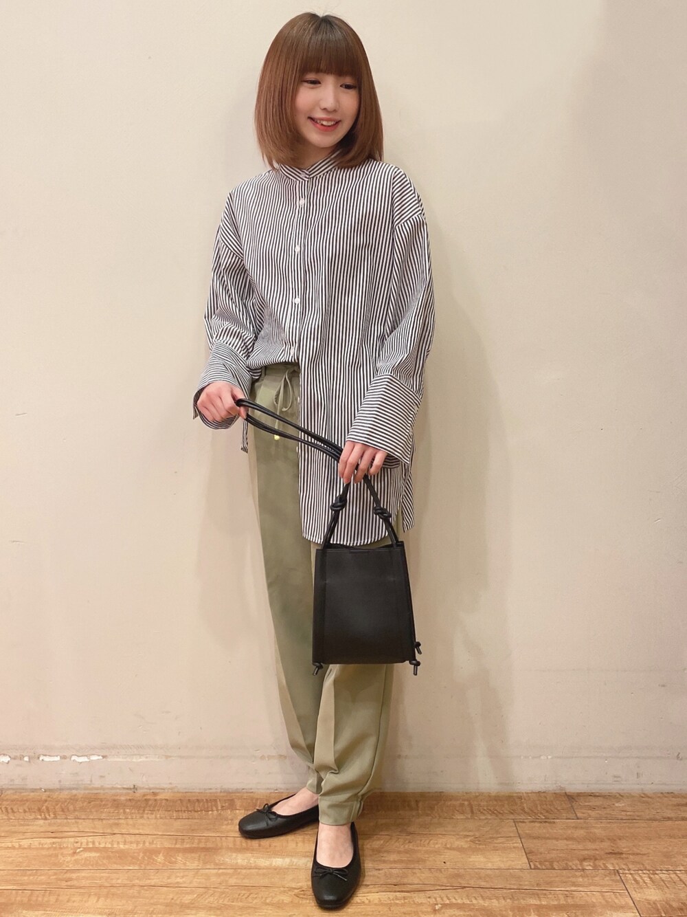 ブルー系のシャツ/ブラウス、ブラック系のショルダーバッグ、ブラック系のその他シューズを着用したレディースの春コーディネートの1枚目の写真