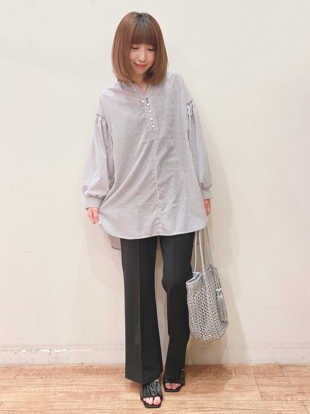 ブラック系のその他パンツ、グレー系のトートバッグ、グレー系のシャツ/ブラウスを着用したレディースの春コーディネートの1枚目の写真