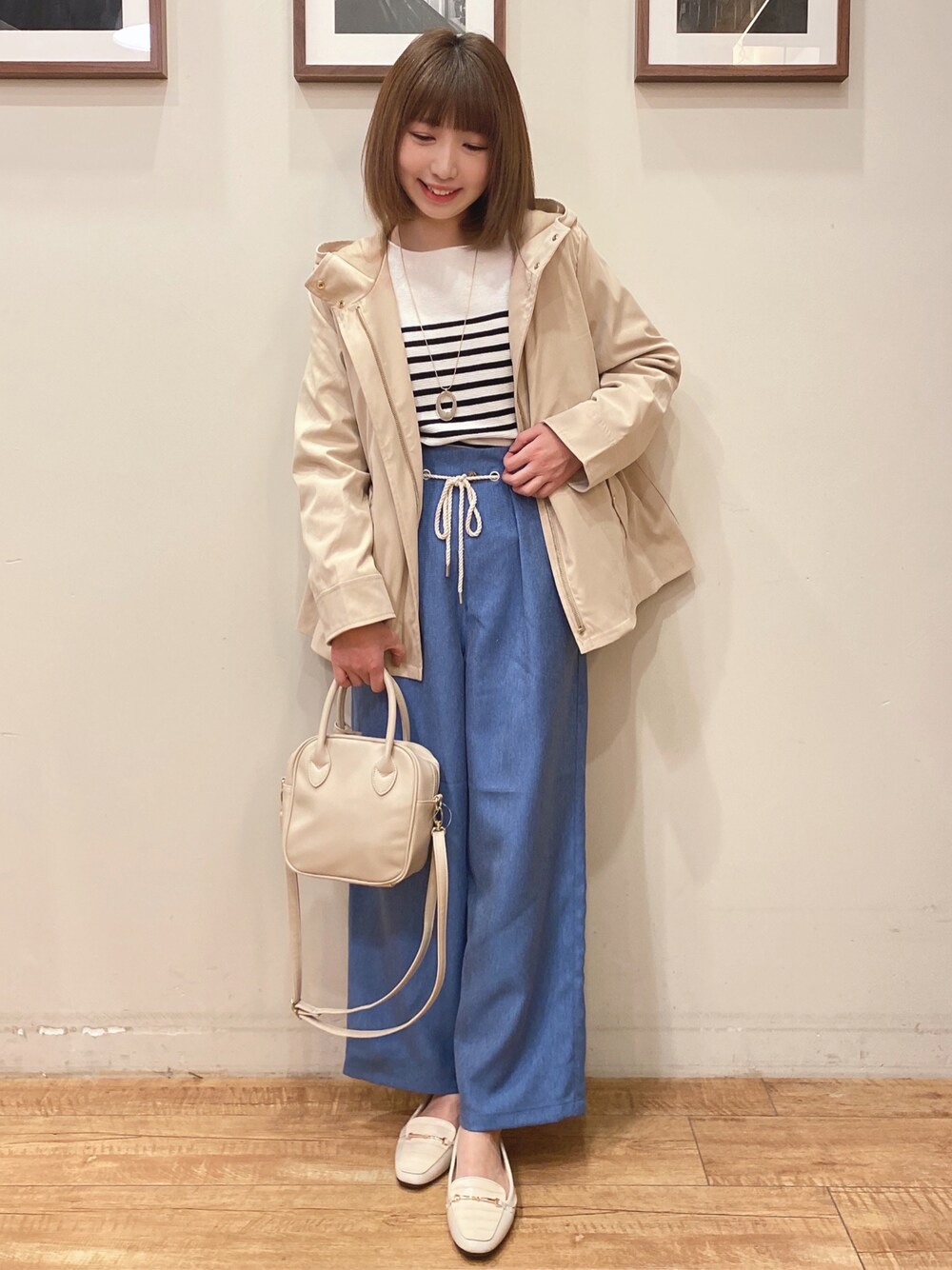 ブラック系のニット/セーター、ベージュ系のブルゾン、ブルー系のその他パンツを着用したレディースの冬コーディネートの1枚目の写真