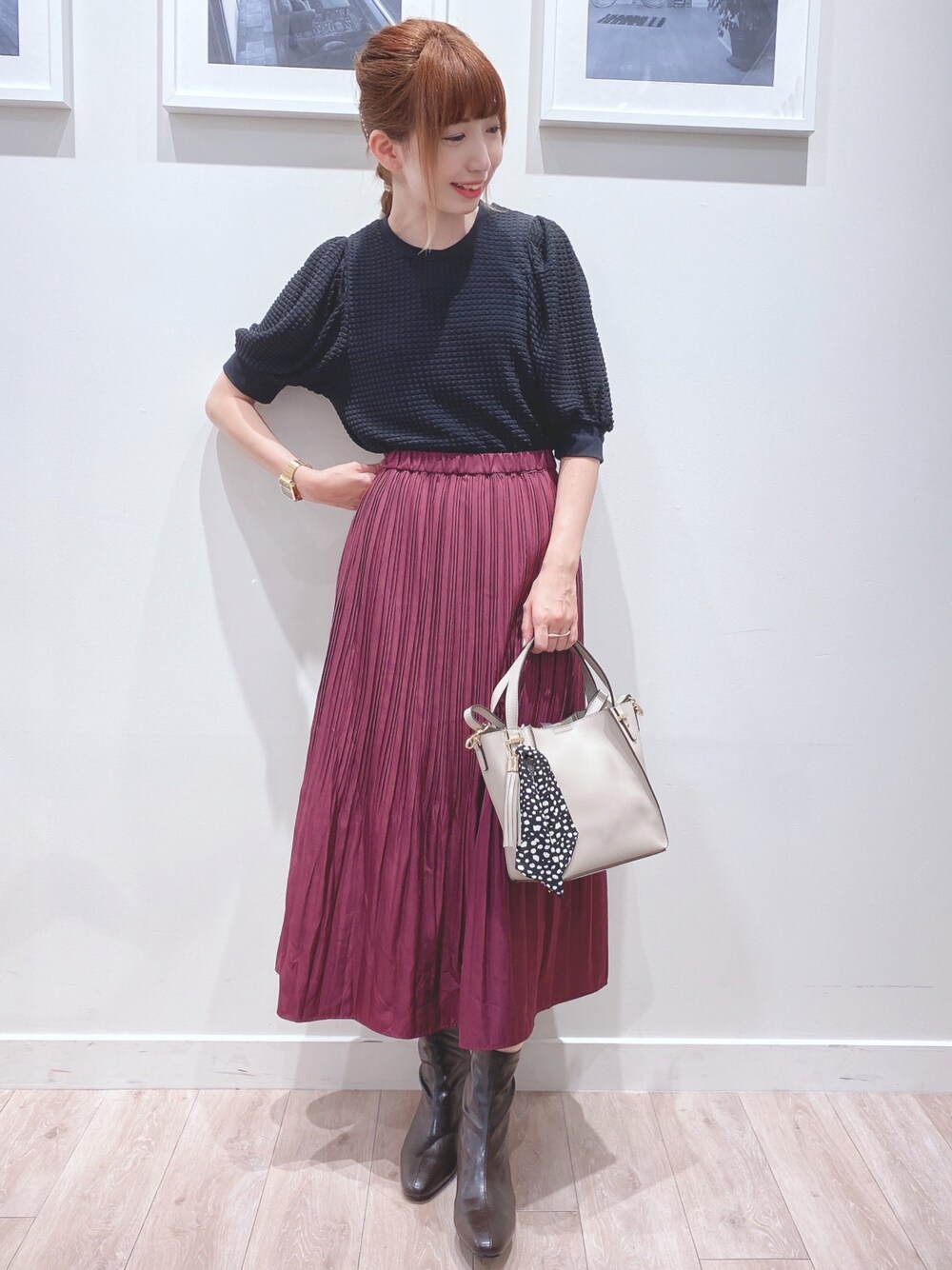 ブラック系のTシャツ/カットソー、パープル系のスカート、ブラウン系のブーツを着用したレディースの夏コーディネートの1枚目の写真