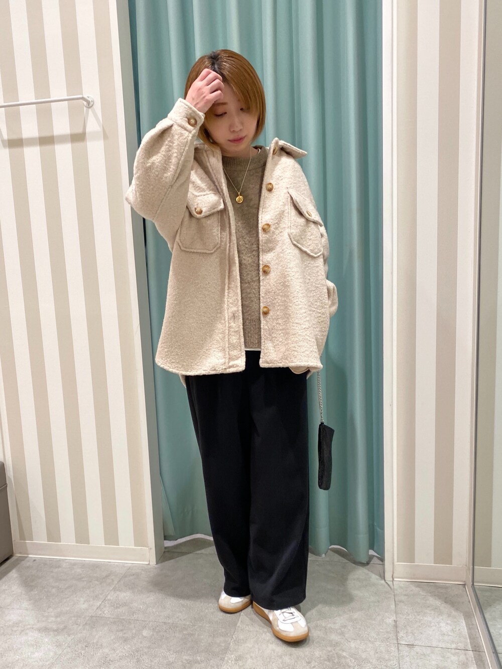 ベージュ系のテーラードジャケット、イエロー系のニット/セーター、ブラック系のその他パンツを着用したレディースの秋コーディネートの1枚目の写真