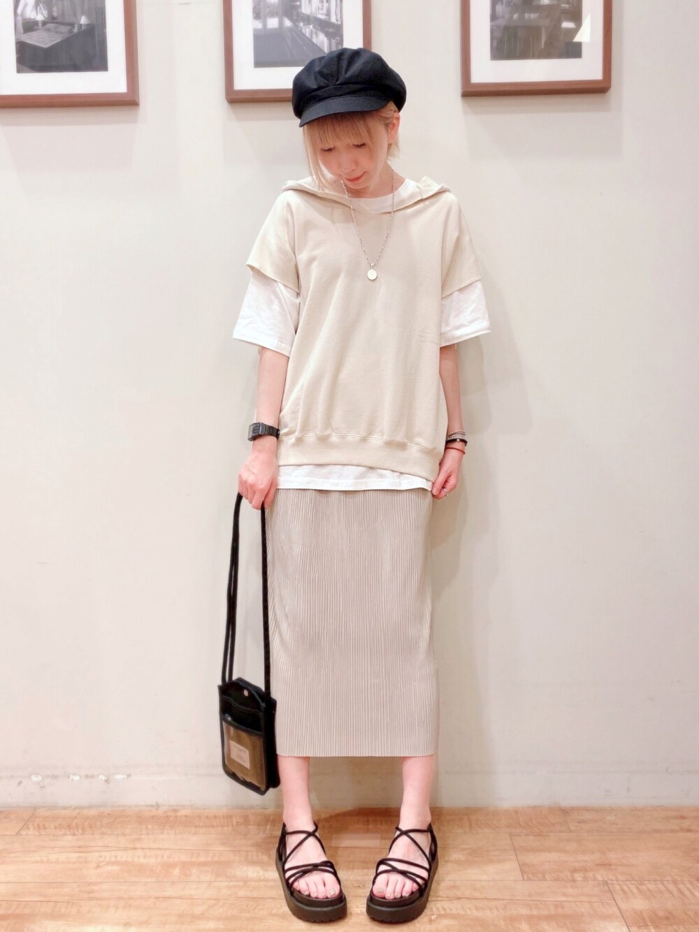 ブラック系のサンダル、ベージュ系のスカート、ベージュ系のパーカーを着用したレディースの夏コーディネートの1枚目の写真