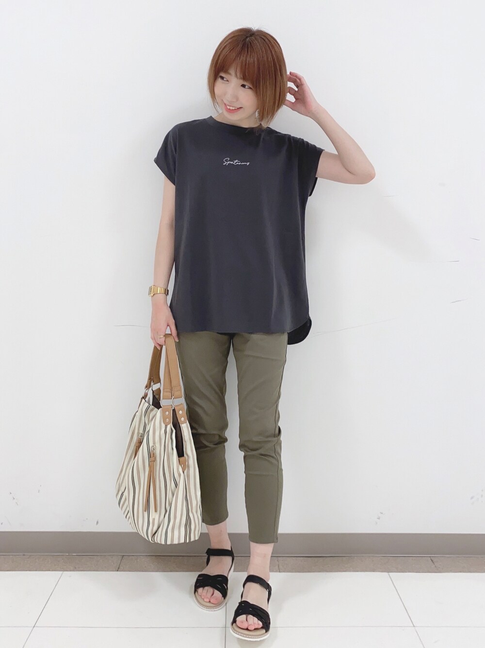 グレー系のTシャツ/カットソー、グリーン系のその他パンツ、ブラック系のサンダルを着用したレディースの春コーディネートの1枚目の写真