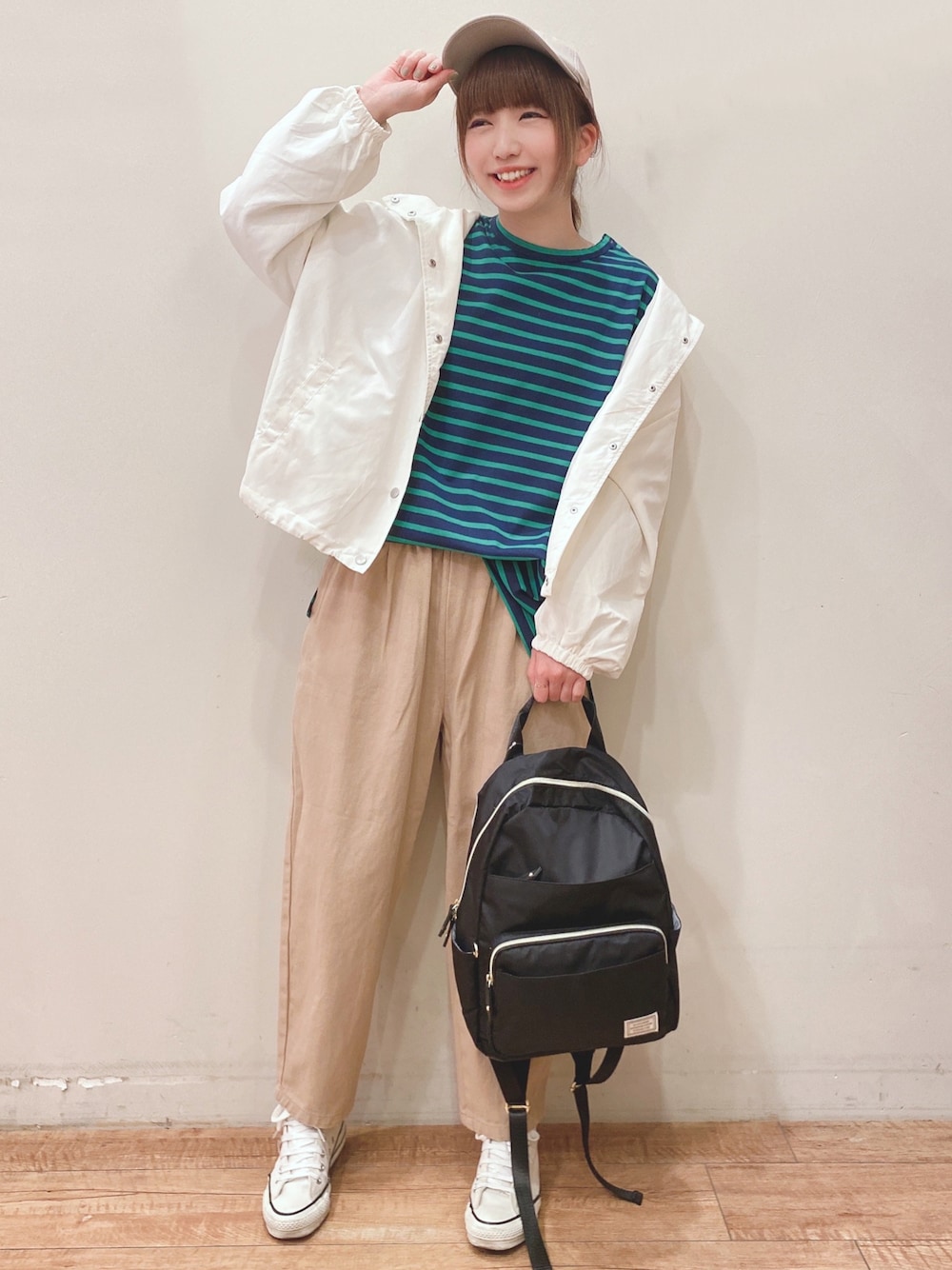 ブルー系のTシャツ/カットソー、ホワイト系のブルゾン、ベージュ系のその他パンツを着用したレディースの春コーディネートの1枚目の写真