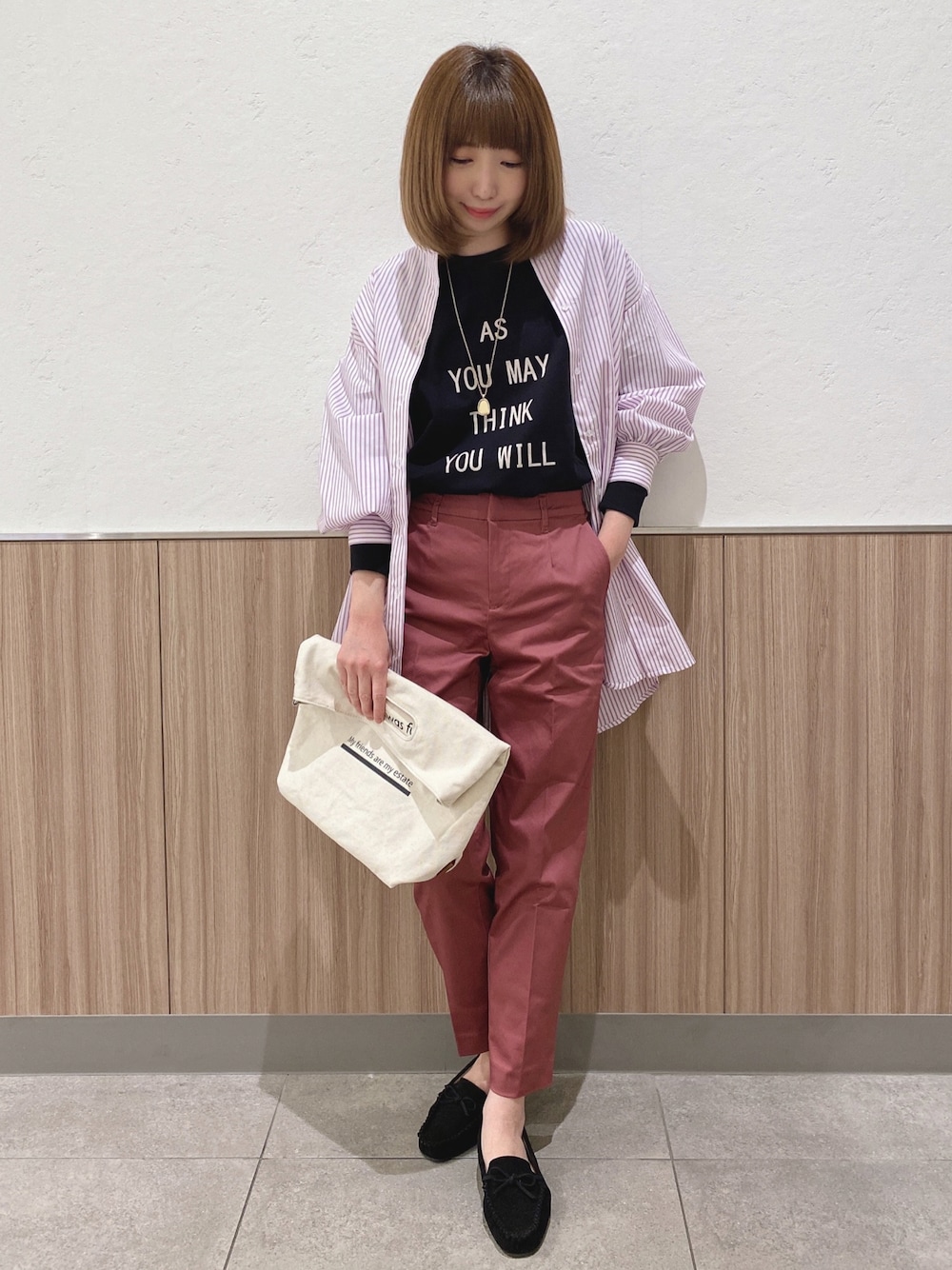 パープル系のシャツ/ブラウス、ピンク系のその他パンツ、ホワイト系のトートバッグを着用したレディースの春コーディネートの1枚目の写真