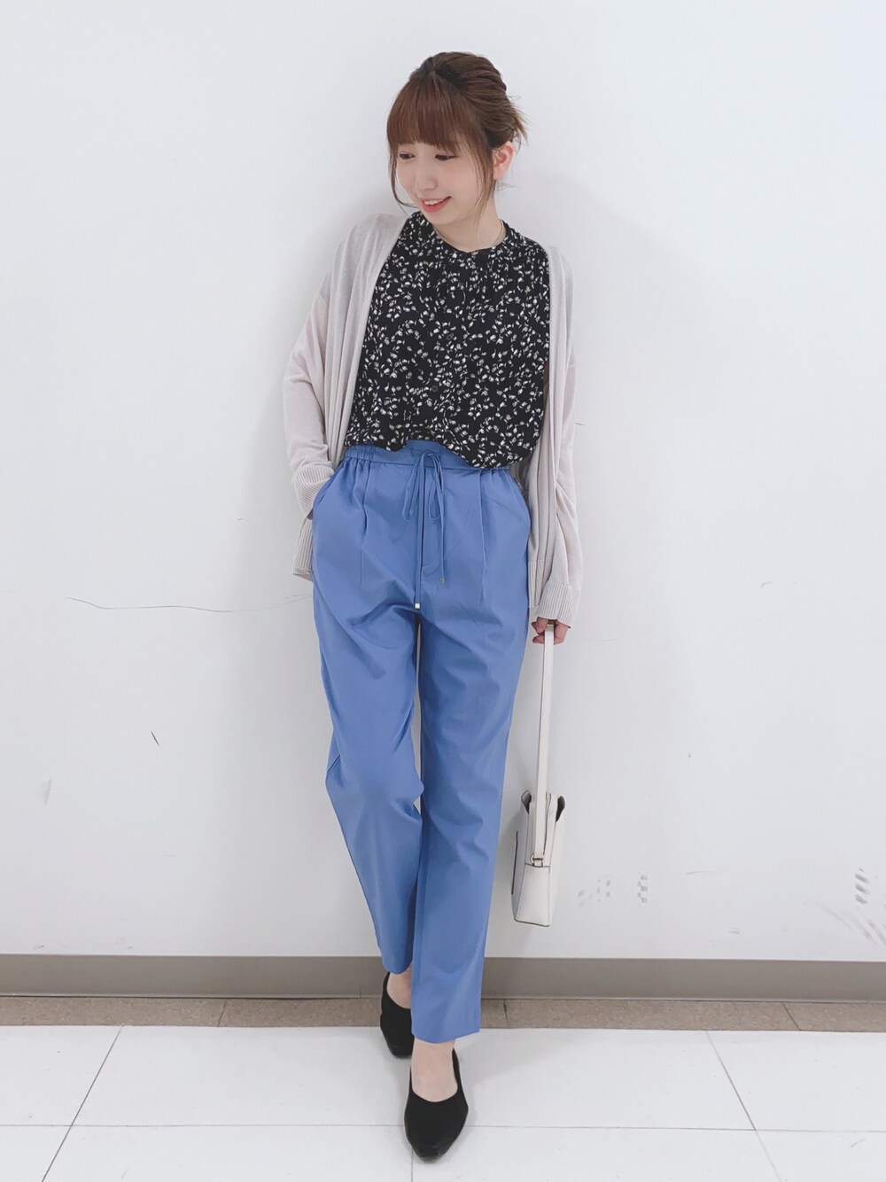 ブラック系のシャツ/ブラウス、グレー系のカーディガン/ボレロ、ブルー系のその他パンツを着用したレディースの春コーディネートの1枚目の写真