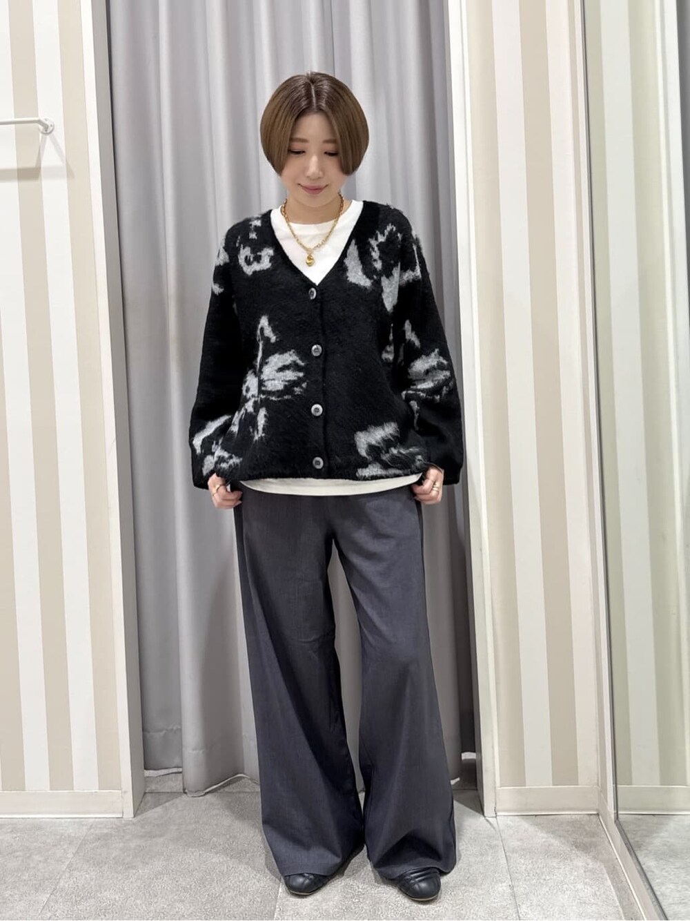 ブラック系のカーディガン/ボレロ、ホワイト系のTシャツ/カットソー、グレー系のその他パンツを着用したレディースの秋コーディネートの1枚目の写真