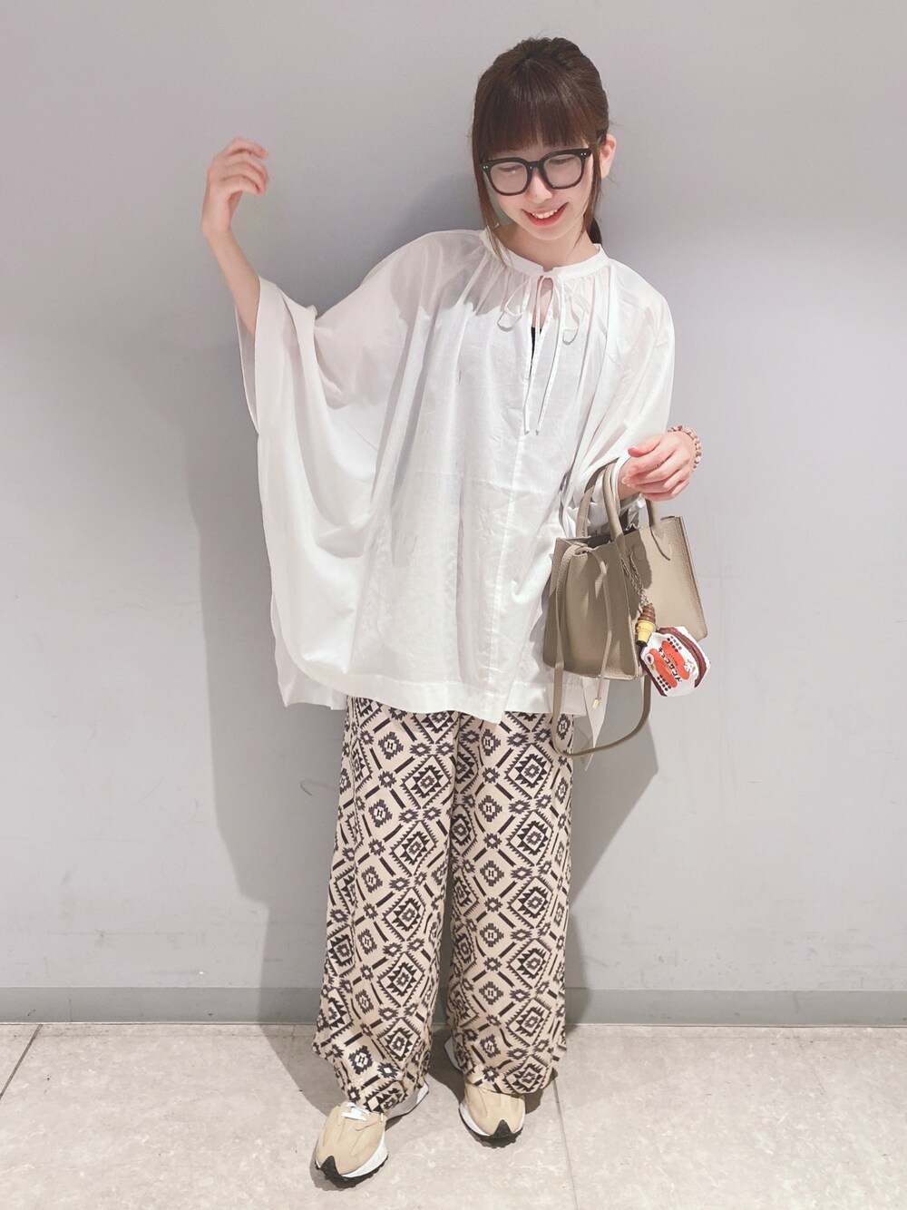 ホワイト系のシャツ/ブラウス、ベージュ系のその他パンツ、ベージュ系のスニーカーを着用したレディースの夏コーディネートの1枚目の写真