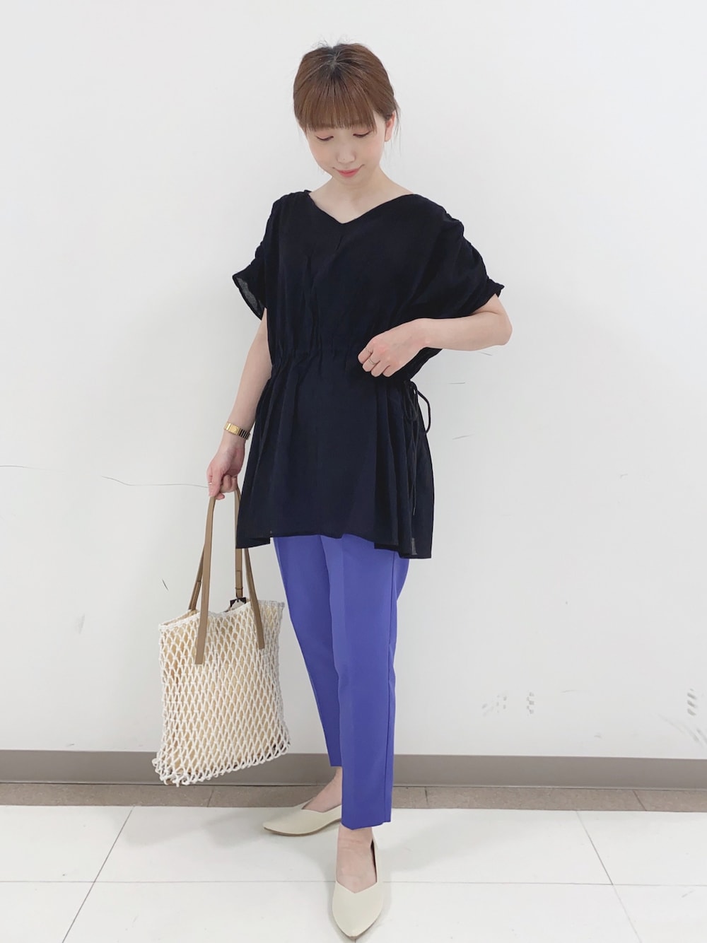 ブラック系のシャツ/ブラウス、ブルー系のその他パンツ、ベージュ系のパンプスを着用したレディースの春コーディネートの1枚目の写真