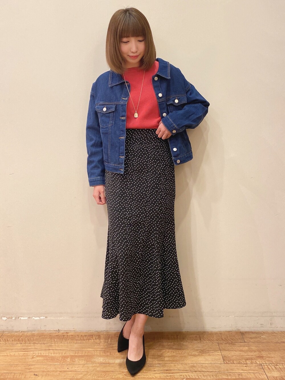 ピンク系のニット/セーター、ブルー系のデニムジャケット、ブラック系のスカートを着用したレディースの春コーディネートの1枚目の写真