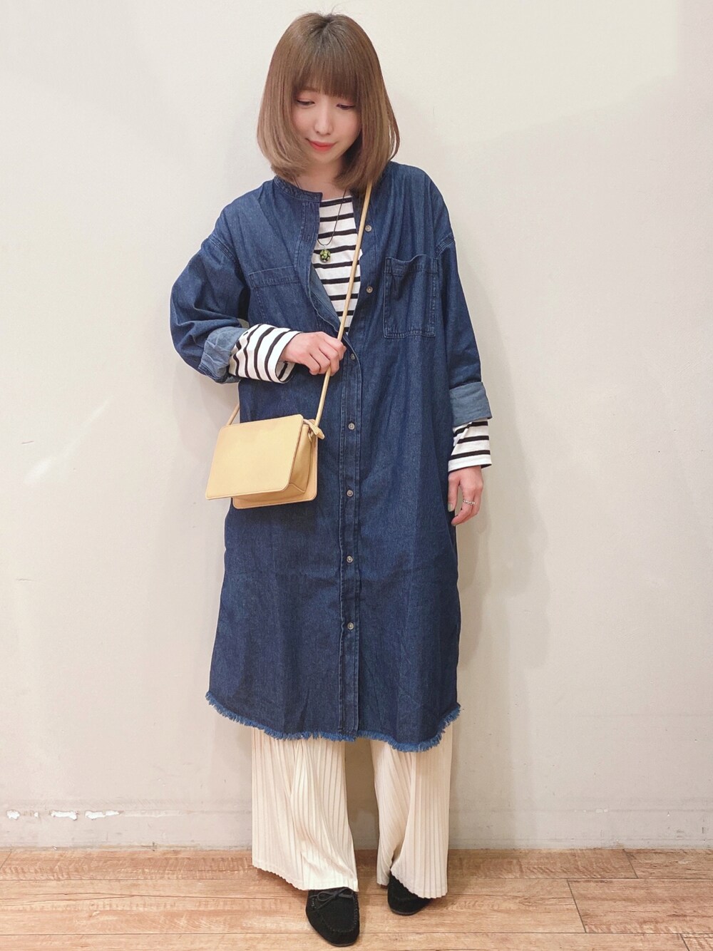 ベージュ系のTシャツ/カットソー、ブルー系のワンピース、ブラック系のその他シューズを着用したレディースの春コーディネートの1枚目の写真