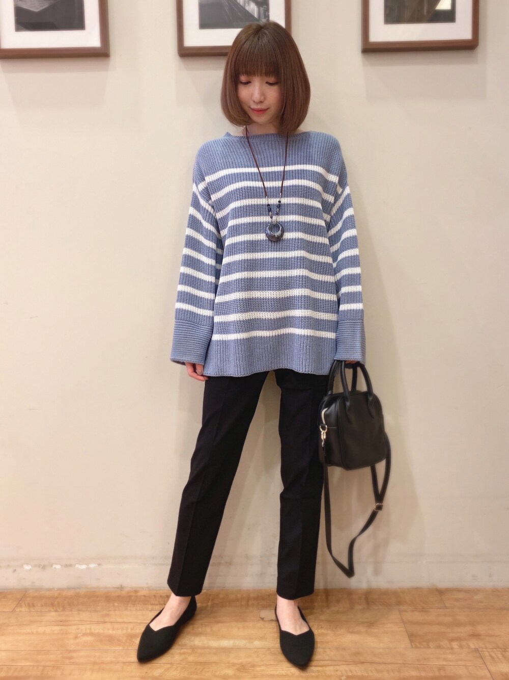 ブルー系のニット/セーター、ブラック系のショルダーバッグ、ブラック系のその他パンツを着用したレディースの冬コーディネートの1枚目の写真