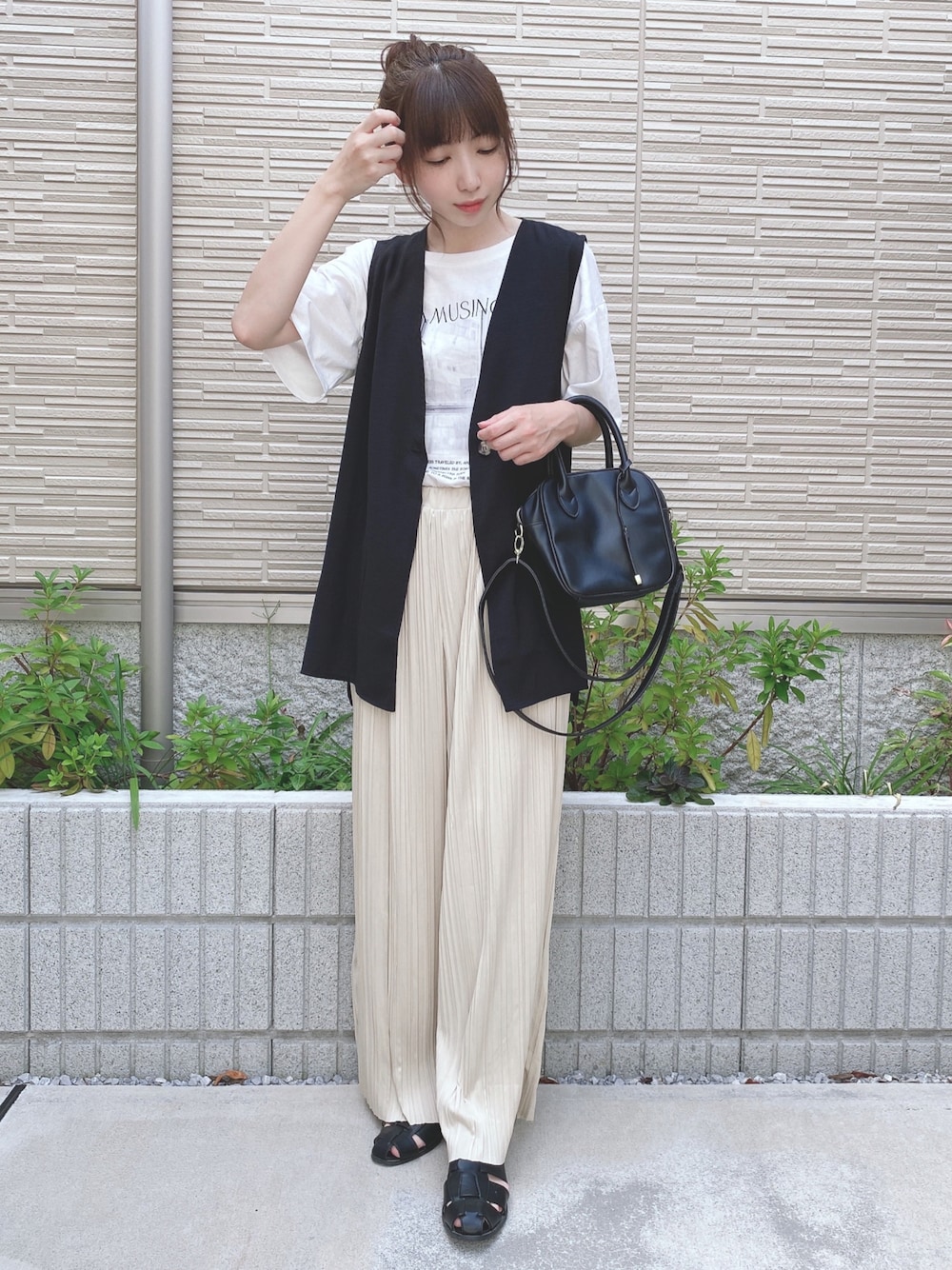 ホワイト系のTシャツ/カットソー、ブラック系のTシャツ/カットソー、ホワイト系のパンツを着用したレディースの夏コーディネートの1枚目の写真