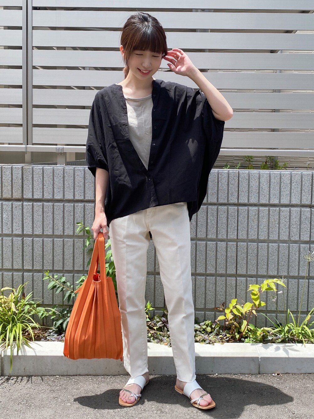 ブラック系のシャツ/ブラウス、ホワイト系のデニムパンツ、ベージュ系のサンダルを着用したレディースの夏コーディネートの1枚目の写真