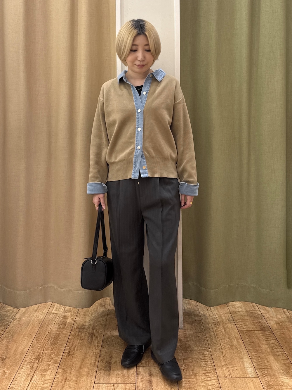 ベージュ系のカーディガン/ボレロ、グレー系のその他パンツ、ブラック系のパンプスを着用したレディースの秋コーディネートの1枚目の写真