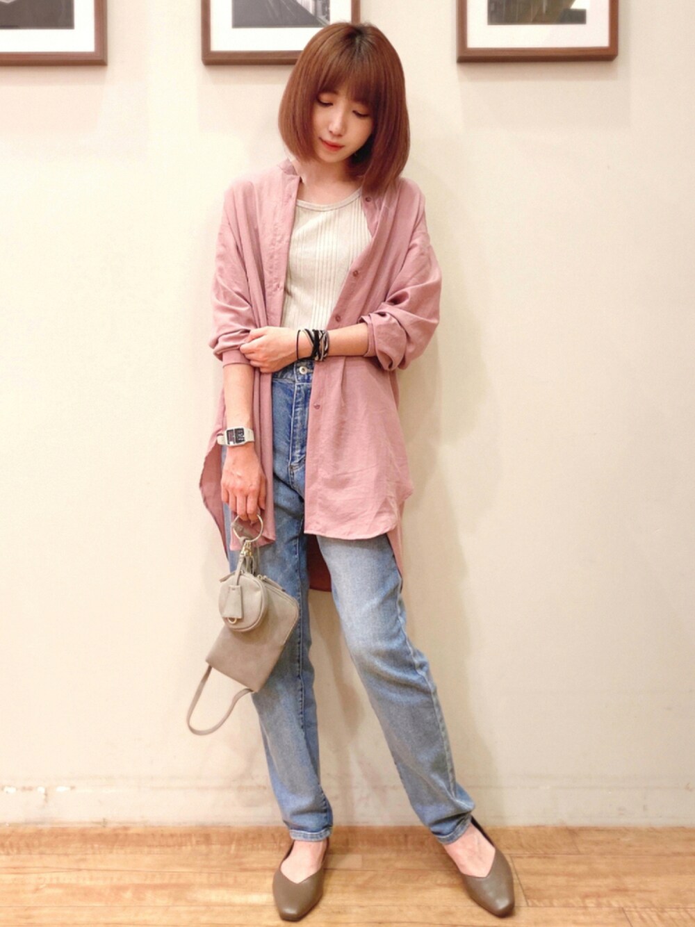 ピンク系のチュニック、ブルー系のデニムパンツ、グレー系のショルダーバッグを着用したレディースの夏コーディネートの1枚目の写真