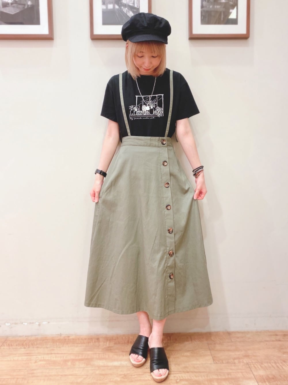 ブラック系のTシャツ/カットソー、グリーン系のスカート、ブラック系のサンダルを着用したレディースの夏コーディネートの1枚目の写真