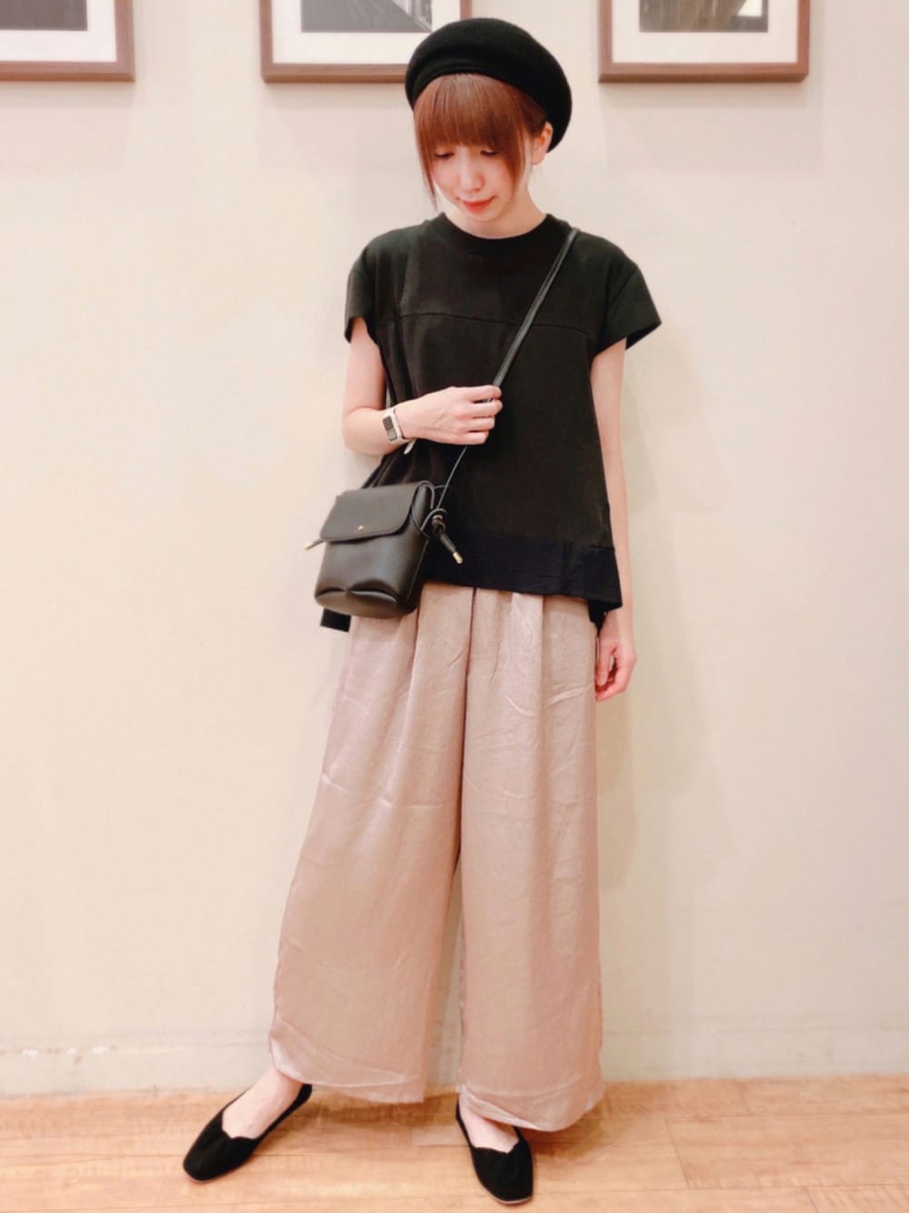 ブラック系のTシャツ/カットソー、ベージュ系のその他パンツ、ブラック系のパンプスを着用したレディースの夏コーディネートの1枚目の写真