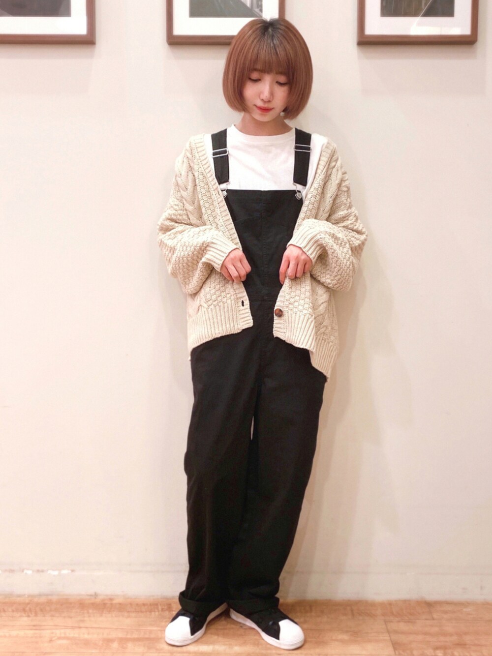 ホワイト系のTシャツ/カットソー、ブラック系のサロペット/オーバーオール、ホワイト系のカーディガン/ボレロを着用したレディースの秋コーディネートの1枚目の写真