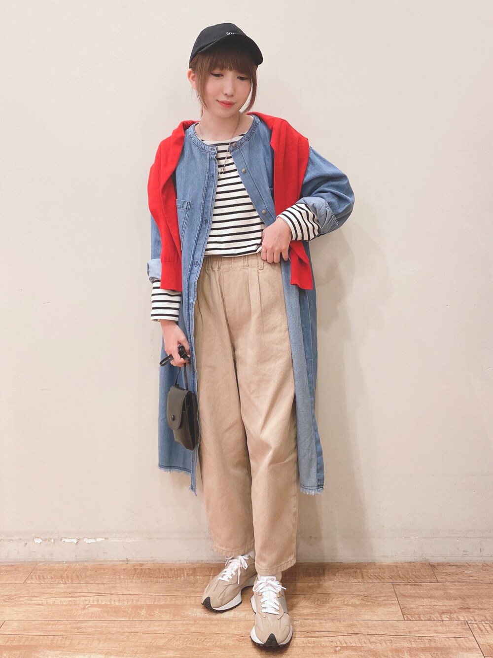 ブルー系のワンピース、レッド系のカーディガン/ボレロ、ブラック系のTシャツ/カットソーを着用したレディースの春コーディネートの1枚目の写真