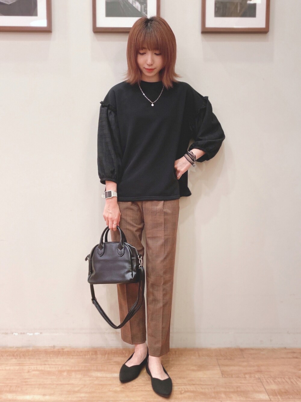 ブラック系のTシャツ/カットソー、ブラウン系のその他パンツ、ブラック系のパンプスを着用したレディースの秋コーディネートの1枚目の写真