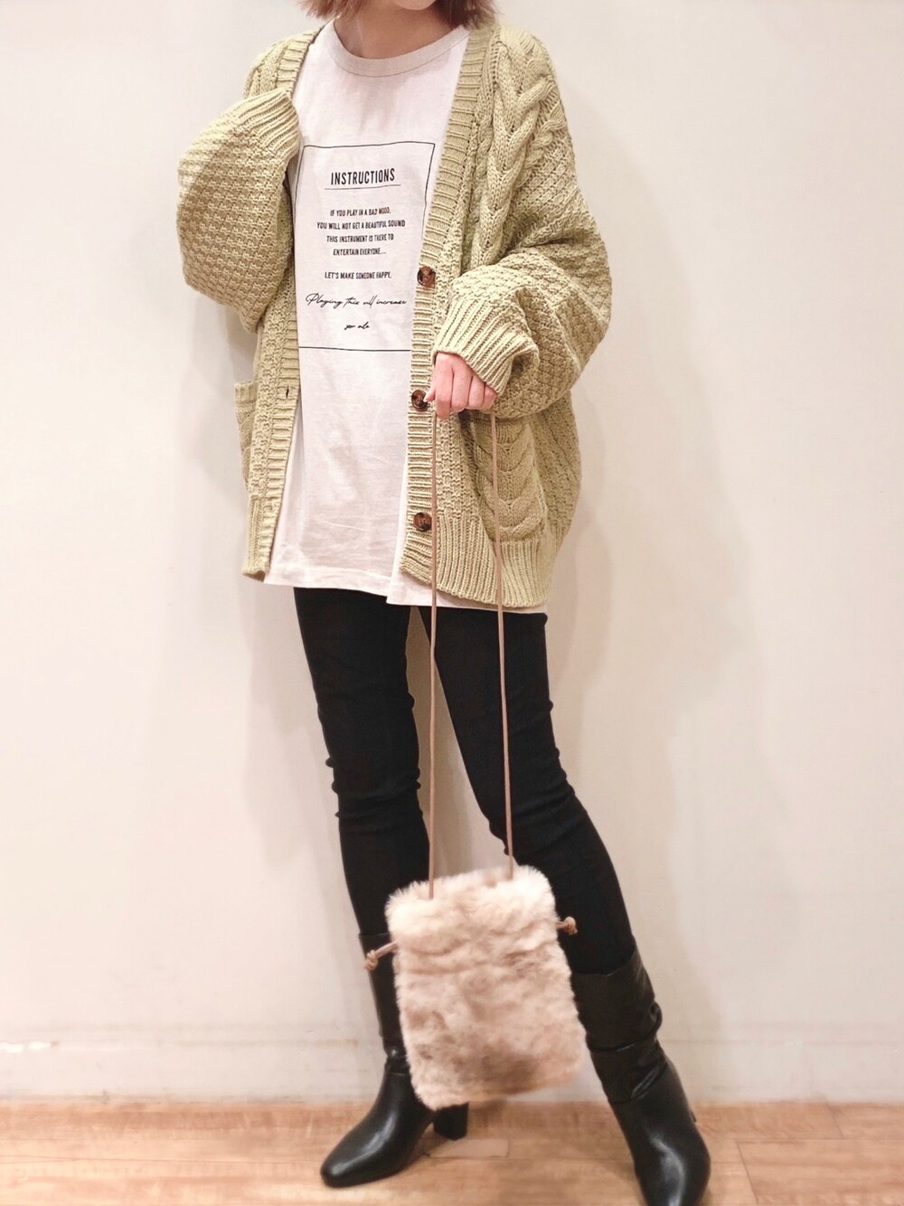 ベージュ系のTシャツ/カットソー、イエロー系のカーディガン/ボレロ、ブラック系のその他パンツを着用したレディースの秋コーディネートの1枚目の写真