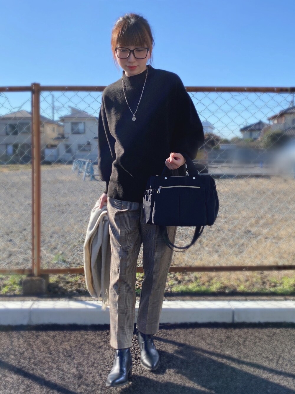 ブラック系のニット/セーター、ブラック系のトートバッグ、ブラウン系のその他パンツを着用したレディースの冬コーディネートの1枚目の写真